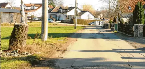  ?? Foto: Martin Golling ?? Die Straße ist ein einziger Flickentep­pich, ein Schlagloch folgt aufs nächste. Die Gemeinde Affing will den Saumweg in Gebenhofen deshalb ausbauen. Doch die Anwohner sind dagegen. Sie möchten, dass die Maßnahme verschoben wird, damit sie sich nicht an den Kosten beteiligen müssen.