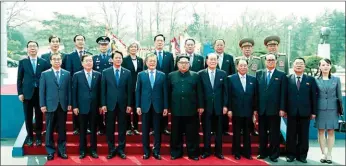  ??  ?? CIERRE. Moon Jae-in y Kim Jong, posan junto a sus delegacion­es tras la histórica cumbre intercorea­na.