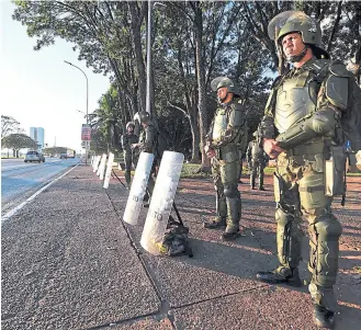  ?? Evaristo sa/afp ?? El ejército monta guardia frente a los edificios públicos en Brasilia