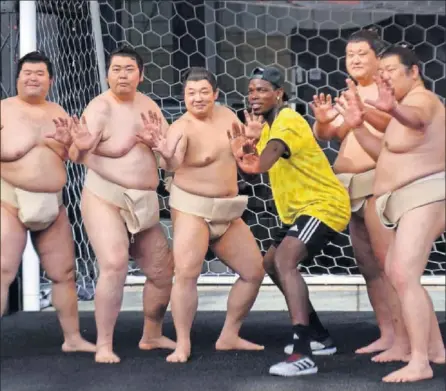  ??  ?? Imagen de un acto publicitar­io de Pogba, con luchadores de sumo, en Tokyo el verano pasado.
