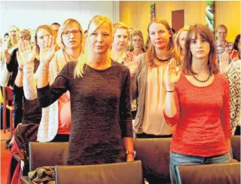 ?? FOTO: SCHULAMT BIBERACH ?? 154 neue Lehrer sind am Freitag im Landratsam­t Biberach vereidigt worden. Sie werden aber nicht ausreichen, um alle Stellen besetzen zu können.