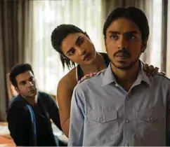  ?? Foto: Netflix ?? Szene aus dem Netflix-Film „The White Tiger“: Ashok (Rajkummar Rao, l.) und Pinky (Priyanka Chopra Jonas) sind auf die Dienste von Balram (Adarsh Gourav) angewiesen.