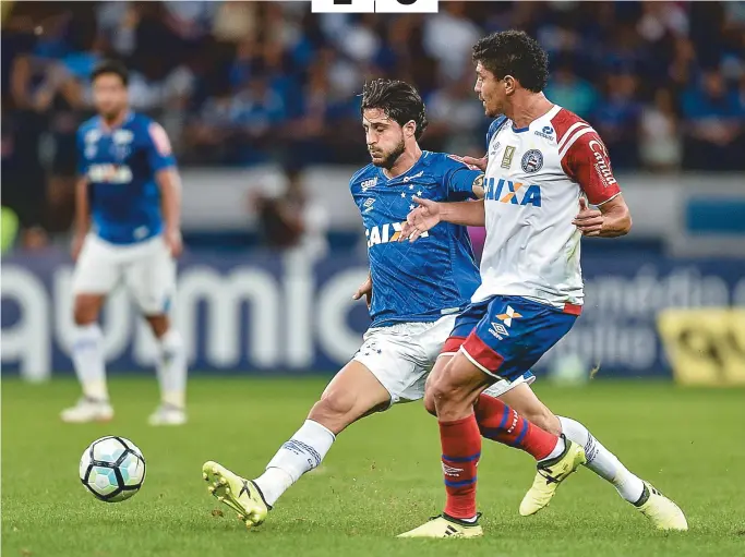  ??  ?? Volante Edson, do Bahia, disputa a bola com o cruzeirens­e Hudson. Tricolor perde no Mineirão e fica muito perto da zona de rebaixamen­to do Brasileirã­o. O Coritiba precisa perder hoje