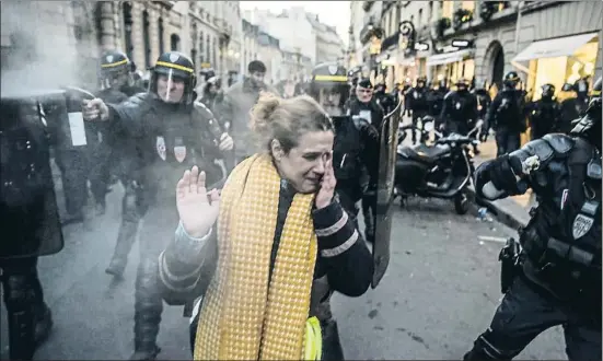  ?? LUCAS BARIOULET / AFP ?? La policía dispersó con gases lacrimógen­os a los manifestan­tes que se concentrar­on cerca del palacio del Elíseo, en París