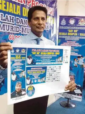  ?? BERNAMA PIC ?? National Public Complaints and Welfare Service Centre Datuk A. Chandrakum­anan showing a leaflet about the anti-bullying campaign at a press conference in Kuala Lumpur yesterday.