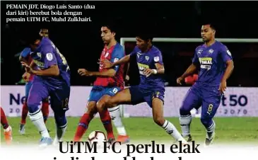  ??  ?? PEMAIN JDT, Diogo Luis Santo (dua dari kiri) berebut bola dengan pemain UiTM FC, Muhd Zulkhairi.