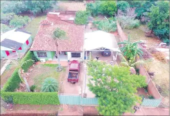  ??  ?? Imágenes de la residencia intervenid­a en la mañana de ayer en la ciudad de Coronel Oviedo. La propiedad fue vigilada con drones por los agentes antidrogas.