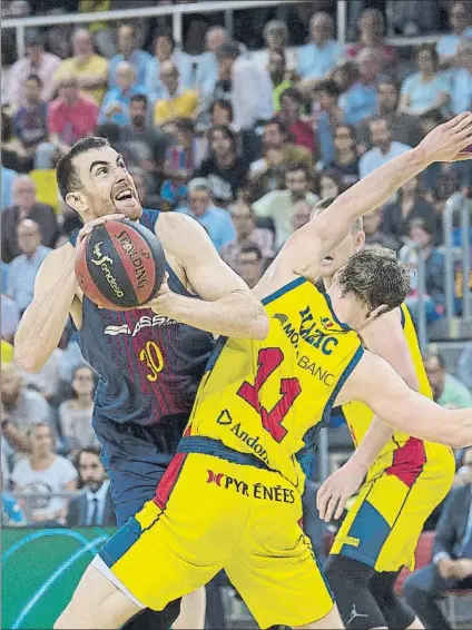  ?? FOTO: PERE PUNTÍ ?? Víctor Claver, alero del Barça, intenta anotar ante la defensa de Jaka Blazic, del MoraBanc Andorra