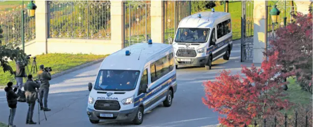  ??  ?? Policija je Kulmerove dvore temeljito pretražila. Jesu li našli nešto što kompromiti­ra Todoriće, nije još sasvim jasno