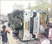  ?? HT PHOTOS ?? A private air-conditione­d bus overturned after ramming into a divider near Amausi airport in Sarojini Nagar on Thursday. The vehicle had moved from Delhi on Wednesday night and the driver was tired after overnight driving.