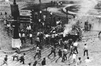  ??  ?? Genova, 30 giugno 1960: scontri per la convocazio­ne in città del Congresso del Msi durante il governo Tambroni