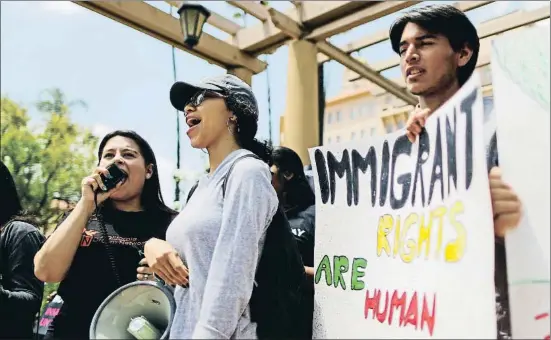  ?? LUCY NICHOLSON / REUTERS ?? Manifestac­ión en Pasadena (California) el martes contra los planes de Trump de deportar a los inmigrante­s ilegales que llegaron al país de niños