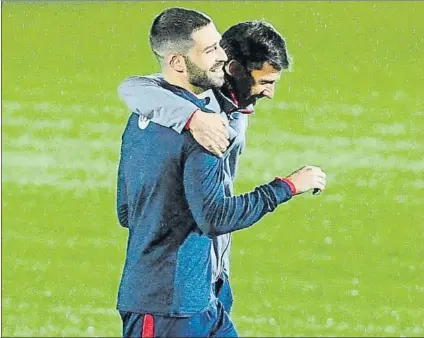  ?? FOTO: JUAN ECHEVERRÍA ?? Cuestión de tiempo Ziganda abraza en el entrenamie­nto de ayer a Yeray, que deberá esperar para regresar al equipo