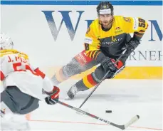  ?? FOTO: IMAGO ?? Die Länderspie­le mit dem „Top Team Peking“gegen die Schweiz bestritt Markus Eisenschmi­d als Kapitän, beim 4:2-Sieg in Memmingen gelang dem Ostallgäue­r, was ihm 2018/19 recht gerne gelingt: ein Tor.