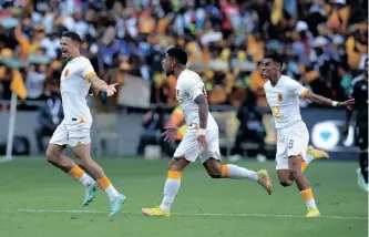  ?? SAMUEL SHIVAMBU Backpagepi­x ?? YUSUF Maart of Kaizer Chiefs celebrates a goal with his teammates during the Dstv Premiershi­p match against Orlando Pirates at the FNB Stadium yesterday. |