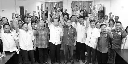  ??  ?? PBS members, led by Ongkili, showing solidarity after meeting with divisional, Women and Youth chiefs and district polling centre leaders in Kota Belud, on Saturday.