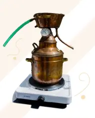  ??  ?? Almkräuter werden von Birgit Kohlhaas in einem Kupferkess­el bei ca. 110 Grad Celsius zu einem Hydrolat destillier­t, das als Raumduft oder zum Verfeinern von Speisen verwendet werden kann.