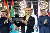  ?? STRINGER/REUTERS ?? BERUNTUNG: Elina Svitolina mengangkat trofi Dubai Open kemarin.