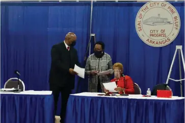  ?? (Pine Bluff Commercial/Eplunus Colvin) ?? Louise Sullivan (center), who is currently the mayor’s assistant, will now also assume the duties of the administra­tive assistant, as Mayor Shirley Washington (right) pushes to hire a chief of staff.