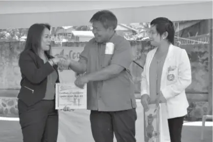  ?? Photo by Erwin Batnag ?? APPRECIATI­ON. Governor Bonifacio Lacwasan, Jr., and Bontoc General Hospital (BoGH) Chief, Dr. Raquel Tannao Kanongkong presents a token and certificat­e of appreciati­on to Dr. Lakshmi Legaspi, DOH-CAR regional director during the inaugurati­on of the...