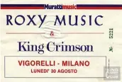  ?? ?? Nell’estate del 1982 i King Crimson suonarono in Italia due date insieme ai Roxy Music a Reggio Emilia e Milano. La terza data a Roma (Castel S. Angelo) saltò all’ultimo momento per problemati­che organizzat­ive ancora non del tutto chiarite.
