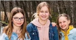  ??  ?? J.E.A.N.S. Natalie Ewalds, 12 år, Maya Hallgren, 13 år och Edith Holmberg, 12 år, Ekenäs.