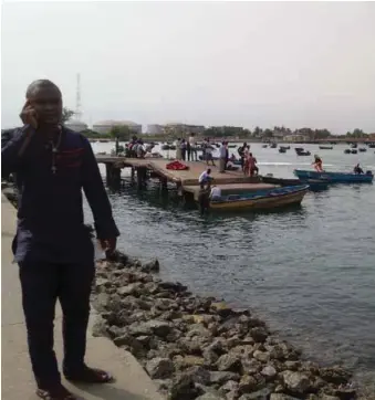  ??  ?? Residents of Tarkwa Bay waiting patiently for boats at the jetty to convey them to their various destinatio­ns