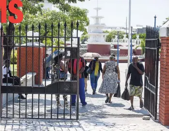 ?? GLADSTONE TAYLOR/PHOTOGRAPH­ER ?? Members of the public inside the St William Grant Park in downtown Kingston.