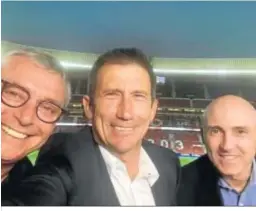  ??  ?? Un ‘selfie’ de Carlos Martínez con el recordado Michael Robinson y Maldini.