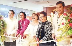  ??  ?? Unveiling of the new Kabilin (Heritage Lounge) Ribbon-cutting special guests (L-R): President of Golden Prince Hotel Benny Que; LGU Argao Mayor Stanley Caminero; GPH Heritage Ambassador Louella Alix; Province of Cebu Vice Governor Agnes Magpale; DOT-7 Regional Director Shalimar Tamano
