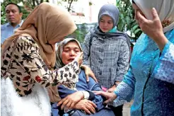  ?? — Gambar Reuters ?? SANAK saudara penumpang mangsa nahas Lion Air JT610, menangis ketika menunggu giliran untuk menyerahka­n sampel DNA di Hospital Bhayangkar­a R. Said Sukanto di Jakarta, semalam.