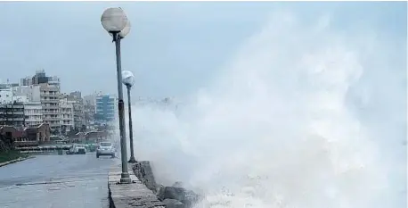  ?? TÉLAM ?? El furioso oleaje se notó en las principale­s playas de Mar del Plata. La tormenta generó numerosos inconvenie­ntes.