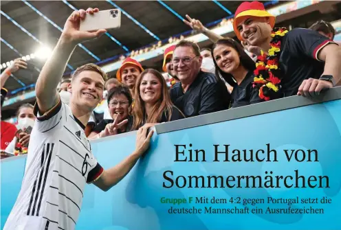  ?? FOTO: CHRISTIAN CHARISIUS / DPA ?? Selfie nach dem Sieg: Joshua Kimmich mit seiner Freundin Lina Meyer (2. von rechts), Familie und Fans.
FACHURTEIL