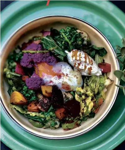  ??  ?? Salada Yotam, com legumes tostados, coalhada e ovo