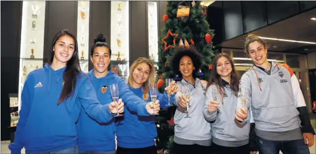  ??  ?? FELIZ 2019. María Pi, Marta Carro, Sandra Hérnández, María Bettencour­t, Esther Díaz e Irene Garí brindan por el Año Nuevo con la afición al deporte valenciano.