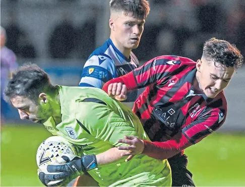  ?? ?? FORWARD PRAISE: Kieran Shanks, right, impressed Dick Campbell with his second half performanc­e at Glebe Park.