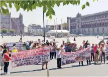  ??  ?? Manifestan­tes desplegaro­n mantas en avenida 20 de Noviembre para exigir que se inicie la construcci­ón de viviendas en Xochimilco.