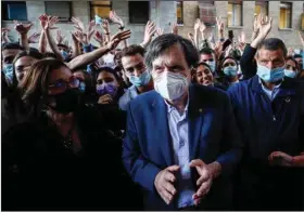  ?? (AP/LaPresse/Cecilia Fabiano) ?? Italian physicist Giorgio Parisi is cheered by students as he arrives at Sapienza University in Rome Tuesday.