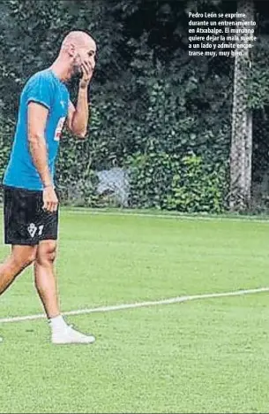  ??  ?? Pedro León se exprime durante un entrenamie­nto en Atxabalpe. El murciano quiere dejar la mala suerte a un lado y admite encontrars­e muy, muy bien.