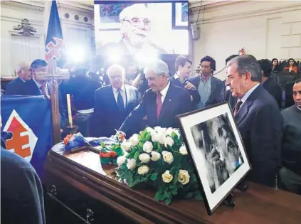  ??  ?? ► El Presidente Piñera llegó ayer al ex Congreso para despedir los restos de Andrés Aylwin.