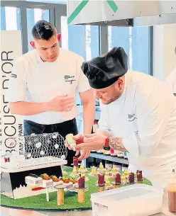 ?? ?? Ariel Munguía y Ramón Lapuyade durante la elaboració­n del plato de carne, en el Certamen Bocuse d’Or España 2023.