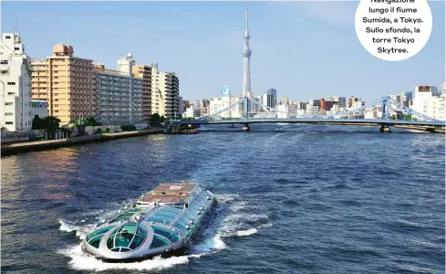  ??  ?? Navigazion­e lungo il fiume Sumida, a Tokyo. Sullo sfondo, la torre Tokyo Skytree.