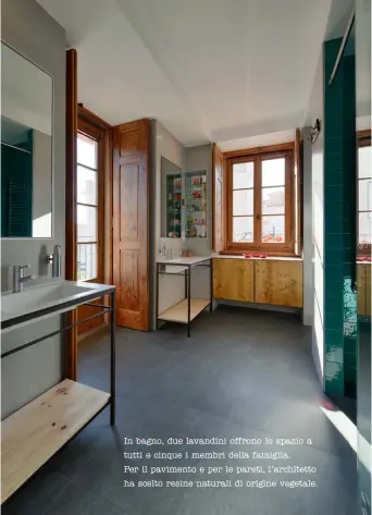  ??  ?? In bagno, due lavandini offrono lo spazio a tutti e cinque i membri della famiglia.
Per il pavimento e per le pareti, l’architetto ha scelto resine naturali di origine vegetale.