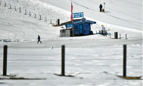  ?? Foto: Barbara Gindl/APA, dpa ?? Kaum geht der Sommer zu Ende, denken die Ersten schon wieder ans Skifahren – erst recht in Österreich. So leer wie auf diesem Foto aus dem vergangene­n Jahr in Flachau sollen die Pisten in dieser Saison nicht mehr sein.
