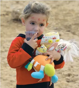  ?? AFP ?? A child from Humsa Al-Baqai’a Beduin community, in the occupied West Bank village of Tubas, holds on to some salvaged toys, two days after Israel’s army demolished the homes of dozens of Palestinia­n Bedouins.