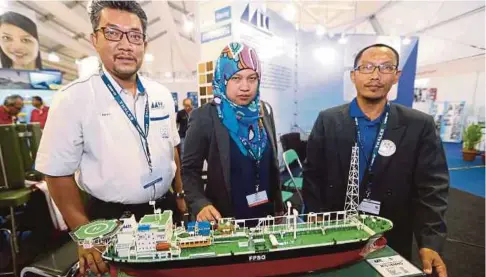  ??  ?? MOHD Ariff (kiri) dan Pengurus Pembanguna­n MTC Engineerin­g Sdn Bhd Muhammad Rasidi Adenin (kanan) pada Pameran Antarabang­sa Maritim dan Aeroangkas­a Langkawi di Resort World.