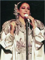  ??  ?? La artista ofreció en diciembre de 1985 un concierto a beneficio de la Fundación Reina Sofía (al que pertenece esta imagen); al terminar la soberana acudió al camerino a saludarla