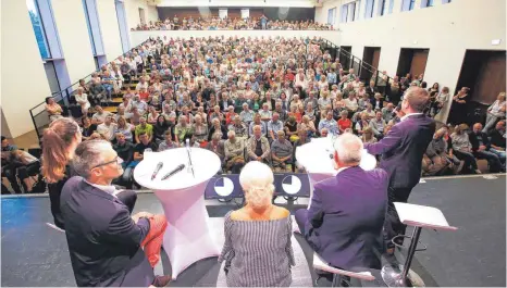  ?? FOTO: WARNACK ?? Die Stadthalle ist eine halbe Stunde vor Veranstalt­ungsbeginn voll. Rund 200 Sigmaringe­r verfolgen die Talkrunde draußen im Foyer.