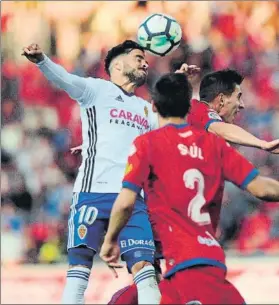  ?? FOTO: EFE ?? Pere Milla salta con Javi Ros en la eliminator­ia ante el Zaragoza