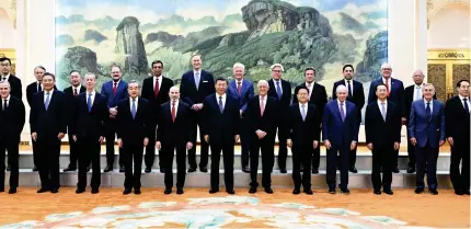  ?? AP PHOTO ?? Chinese President Xi Jinping (center) poses for photos with representa­tives from American business, strategic and academic communitie­s at the Great Hall of the People in Beijing on Wednesday, March 27, 2024.